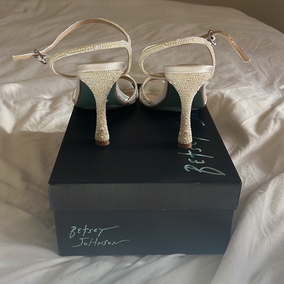 Blue by Betsey Johnson Ivory Pippr Wedding Heels - 8.5 - Picture 3 of 5